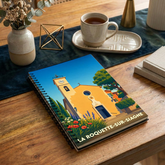 Carnet souvenir de la ville de La Roquette-sur-Siagne avec une illustration stylisée de son église provençale.