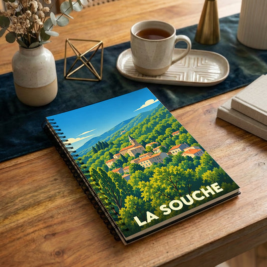 Carnet à spirales souvenir de la ville de La Souche avec une illustration stylisée.