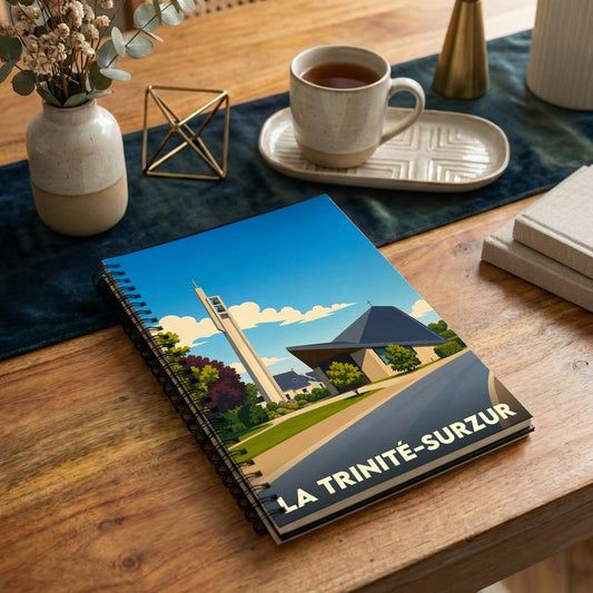 Carnet de notes souvenir de la ville de La Trinité-Surzur avec une illustration stylisée de son église moderne.
