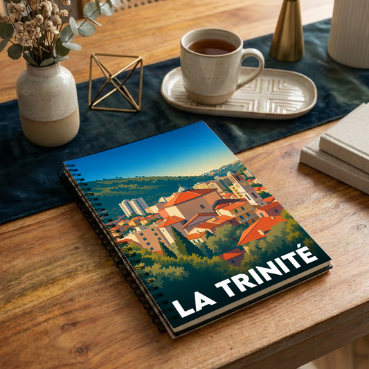 Carnet à spirales souvenir de la ville de La Trinité avec une illustration stylisée.