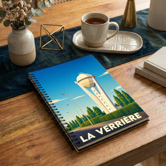 Carnet à spirales souvenir de la ville de La Verrière illustré d'un château d'eau stylisé.