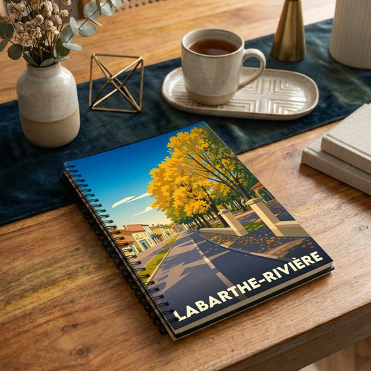 Carnet de notes à spirales souvenir de la ville de Labarthe-Rivière avec une illustration stylisée d'une rue arborée en automne.