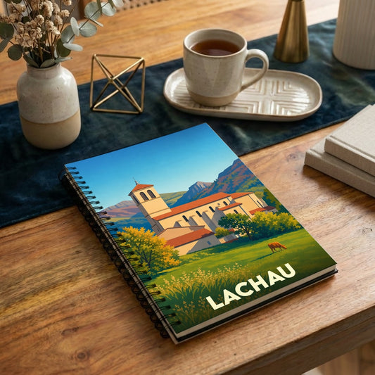 Carnet de notes souvenir de la ville de Lachau avec une illustration stylisée d'un paysage provençal.
