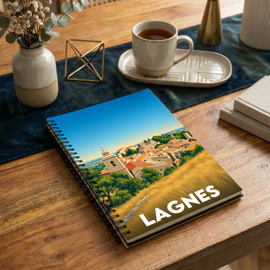 Carnet souvenir de la ville de Lagnes avec une illustration stylisée de son paysage.