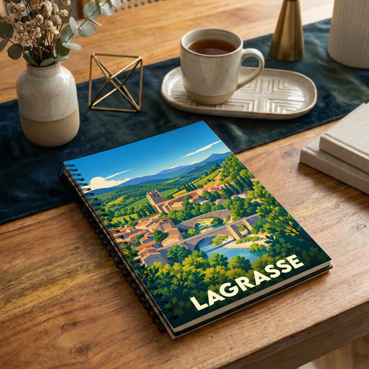 Carnet souvenir de la ville de Lagrasse orné d'une illustration stylisée de son pont et de son abbaye.