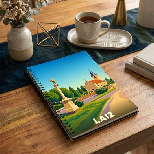 Carnet à spirales souvenir de la ville de Laiz avec une illustration stylisée de son église et de son calvaire.