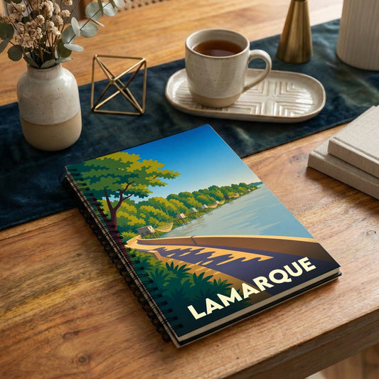 Carnet souvenir de la ville de Lamarque avec une illustration stylisée de son paysage fluvial.