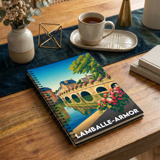 Carnet souvenir de la ville de Lamballe-Armor avec une illustration stylisée d'un pont fleuri.
