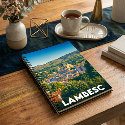 Carnet à spirales souvenir de la ville de Lambesc avec une illustration stylisée de ses toits et paysages.