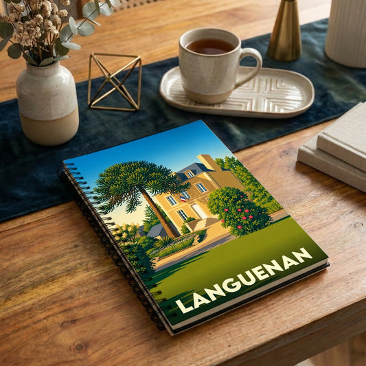 Carnet souvenir de la ville de Languenan avec une illustration stylisée d'une demeure et d'un araucaria.