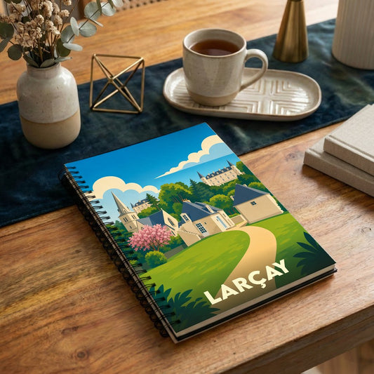 Carnet à spirales souvenir de la ville de Larçay avec une illustration stylisée et colorée.