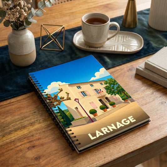 Carnet à spirales souvenir de la ville de Larnage avec une illustration stylisée d'une bâtisse provençale.