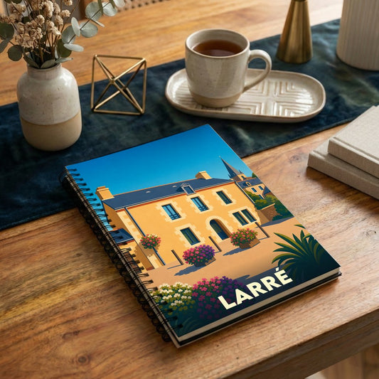 Carnet à spirales souvenir de la ville de Larré avec une illustration stylisée d'une bâtisse fleurie.
