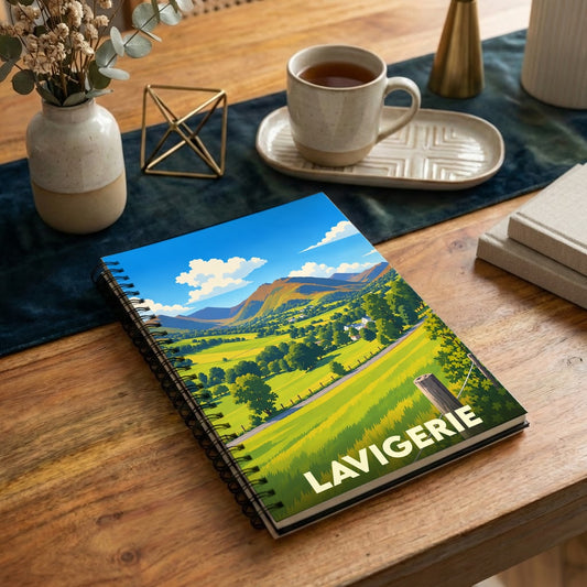 Carnet à spirale souvenir de la ville de Lavigerie avec une illustration stylisée de paysages montagneux.