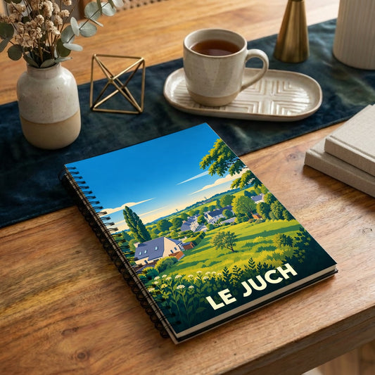 Carnet à spirales souvenir de la ville du Juch avec une illustration stylisée de son paysage vallonné.