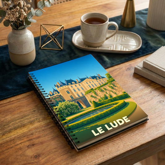 Carnet souvenir de la ville de Le Lude avec une illustration stylisée d'un château et de ses jardins.