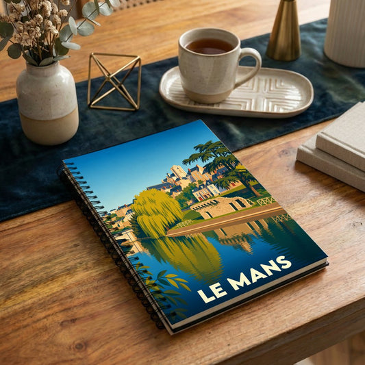 Carnet à spirales souvenir de la ville du Mans avec une illustration stylisée des bords de la Sarthe.