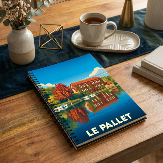 Carnet à spirales souvenir de la ville de Le Pallet avec une illustration stylisée de son paysage au bord de l'eau.