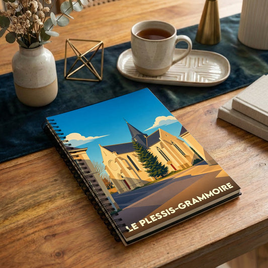 Carnet à spirales souvenir de la ville de Le Plessis-Grammoire avec une illustration stylisée de son église.
