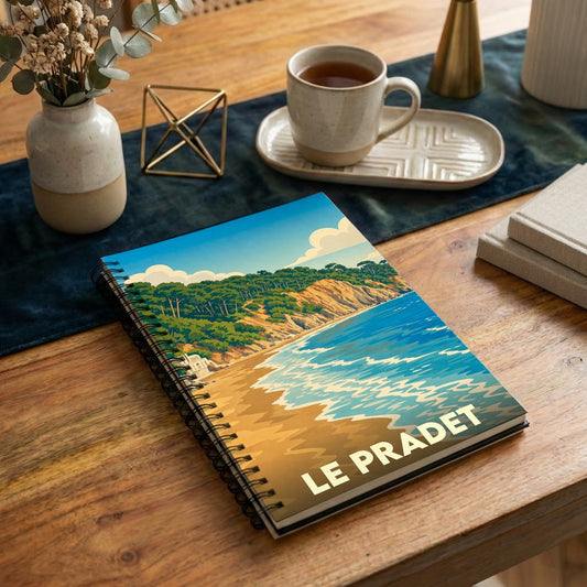 Carnet souvenir de la ville de Le Pradet avec une illustration stylisée d'une plage en bord de falaise.