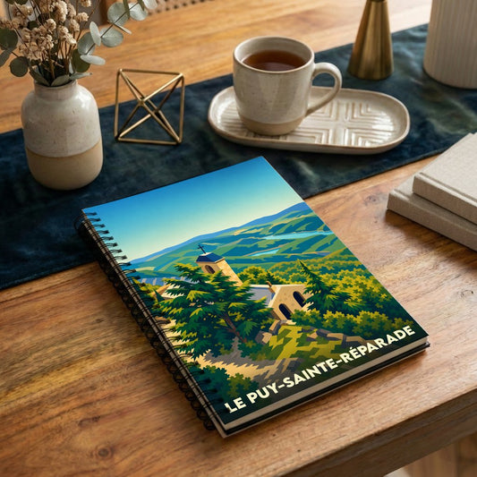 Carnet de notes à spirales souvenir de Le Puy-Sainte-Réparade avec une illustration graphique de paysages provençaux.