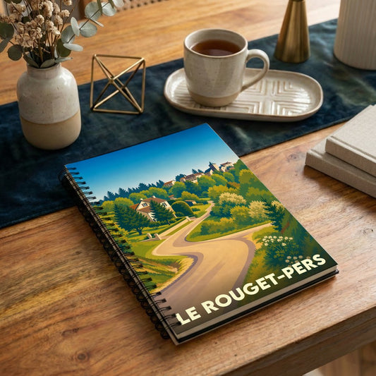 Carnet de notes à spirales souvenir de la commune de Le Rouget-Pers avec une illustration stylisée de son paysage rural.