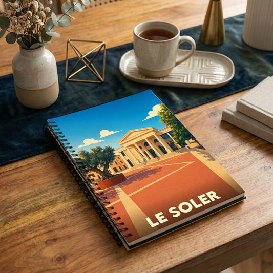 Carnet souvenir à spirales de la ville de Le Soler avec une illustration stylisée de sa place principale.