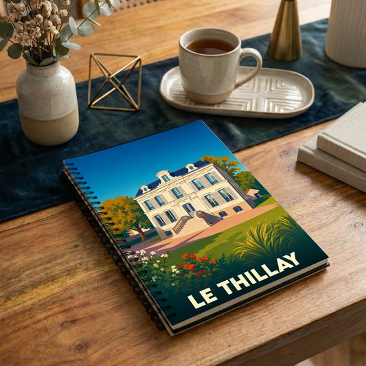 Carnet souvenir de la ville de Le Thillay avec une illustration stylisée d'une demeure bourgeoise.