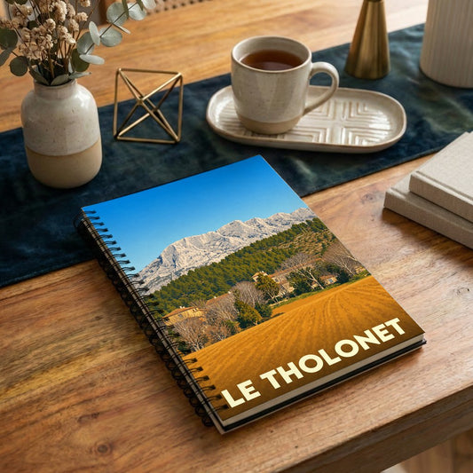 Carnet à spirales souvenir de la ville de Le Tholonet illustré d'un paysage provençal stylisé.