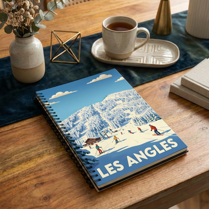 Carnet souvenir de la ville de Les Angles avec une illustration stylisée de station de ski.