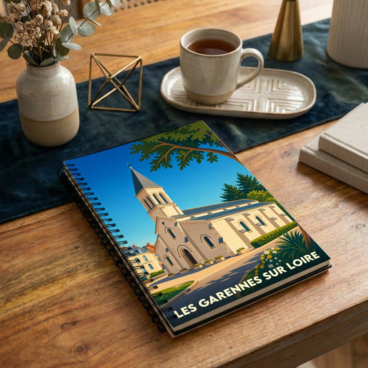 Carnet à spirales souvenir de la ville des Garennes-sur-Loire avec une illustration stylisée de son église.