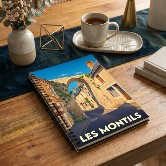 Carnet souvenir de la ville de Les Montils avec une illustration stylisée d'un passage voûté ensoleillé.