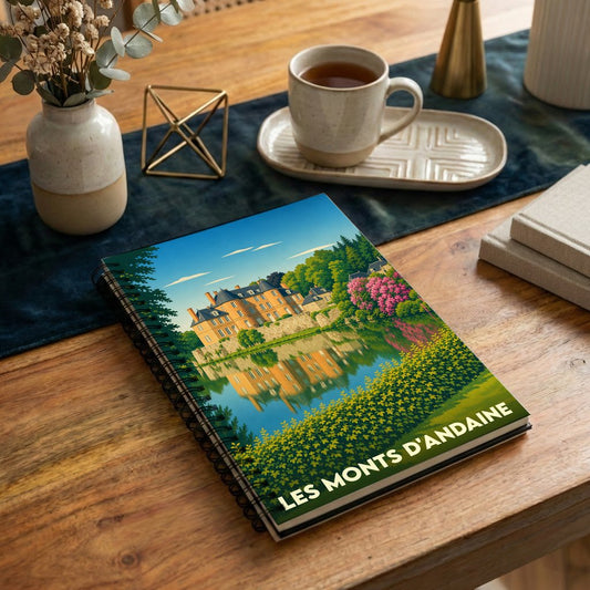 Carnet à spirales souvenir de la ville de Les Monts d'Andaine illustré d'un château se reflétant dans l'eau.