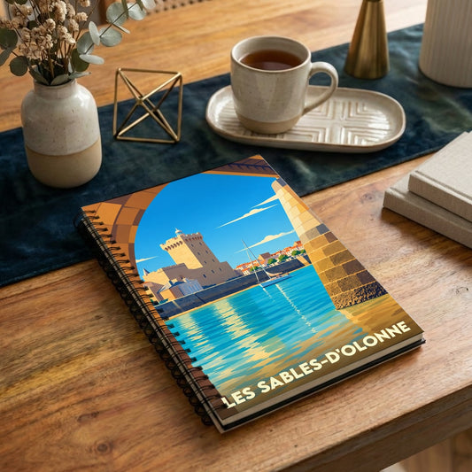 Carnet souvenir de la ville de Les Sables-d'Olonne avec une illustration stylisée de son port.