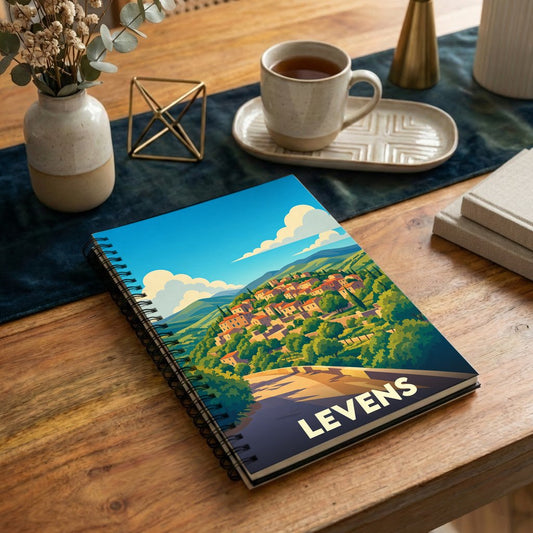 Carnet à spirales souvenir de la ville de Levens avec une illustration stylisée de son paysage vallonné.