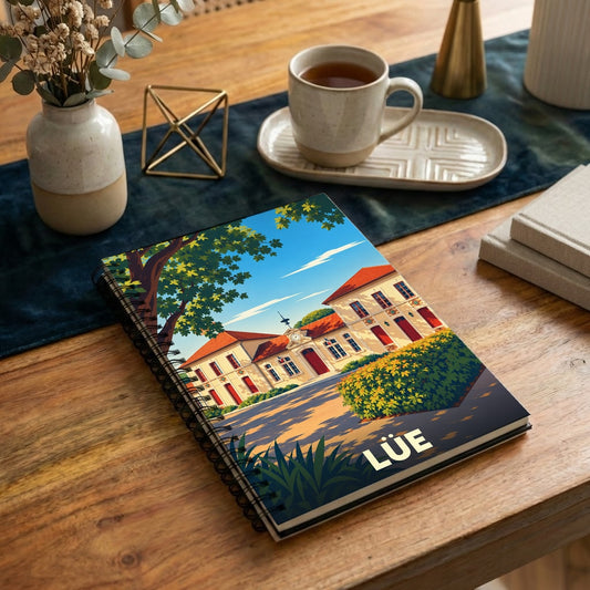 Carnet à spirale souvenir de la ville de Lüe avec une illustration stylisée de sa mairie.