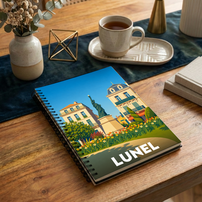 Carnet souvenir de la ville de Lunel avec une illustration stylisée représentant sa statue de la Liberté.