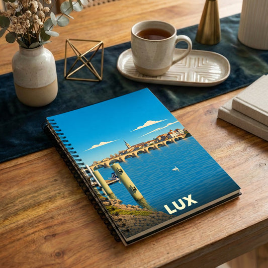 Carnet à spirale souvenir de la ville de Lux orné d'une illustration stylisée de son pont et des bords de l'eau.