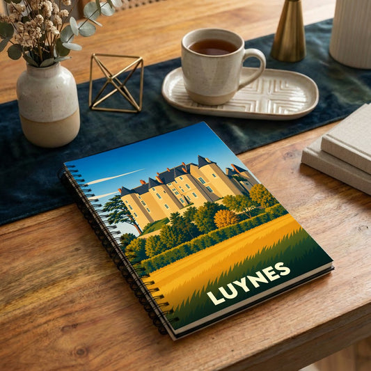 Carnet à spirales souvenir de la ville de Luynes avec une illustration stylisée de son château.