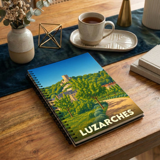 Carnet souvenir de la ville de Luzarches avec une illustration stylisée d'un paysage verdoyant et de son château.