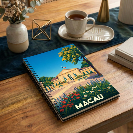 Carnet souvenir de la ville de Macau avec une illustration stylisée et colorée d'un bâtiment historique.