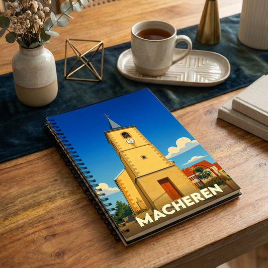 Carnet souvenir de la ville de Macheren avec une illustration stylisée de son église sous un ciel bleu.