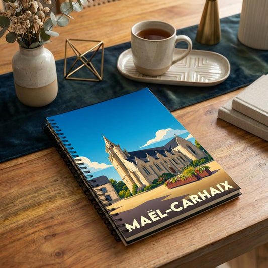 Carnet à spirales souvenir de la ville de Maël-Carhaix avec une illustration stylisée de son église.