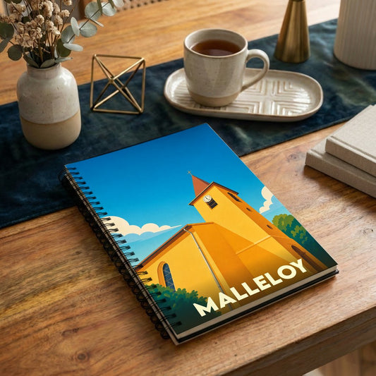 Carnet de notes souvenir de la ville de Malleloy avec une illustration stylisée de son église.