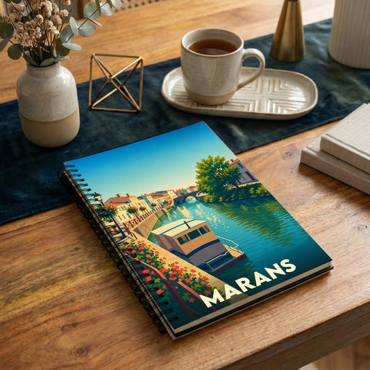 Carnet à spirales souvenir de la ville de Marans illustré par une vue stylisée de ses quais et de ses canaux.