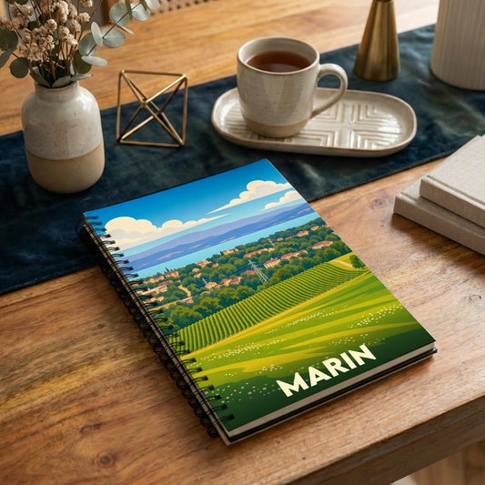 Carnet à spirales souvenir de Marin avec une illustration stylisée de paysages vallonnés.