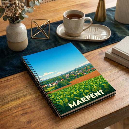 Carnet à spirales souvenir de la ville de Marpent avec une illustration stylisée de son paysage rural.