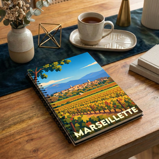 Carnet souvenir de la ville de Marseillette avec une illustration stylisée de vignobles et d'un village.