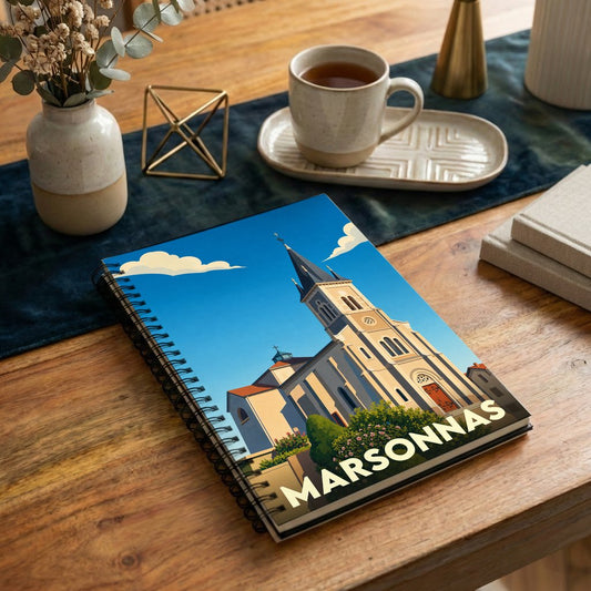 Carnet à spirales souvenir de la ville de Marsonnas avec une illustration stylisée de son église sous un ciel bleu.