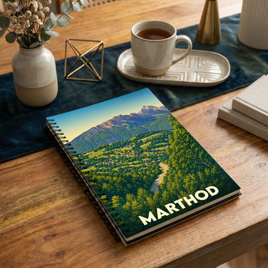 Carnet souvenir de la ville de Marthod avec une illustration stylisée de paysages montagneux.